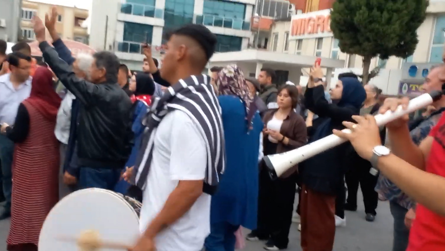 Düğün Salonunda Renkli Davul Gösterisi